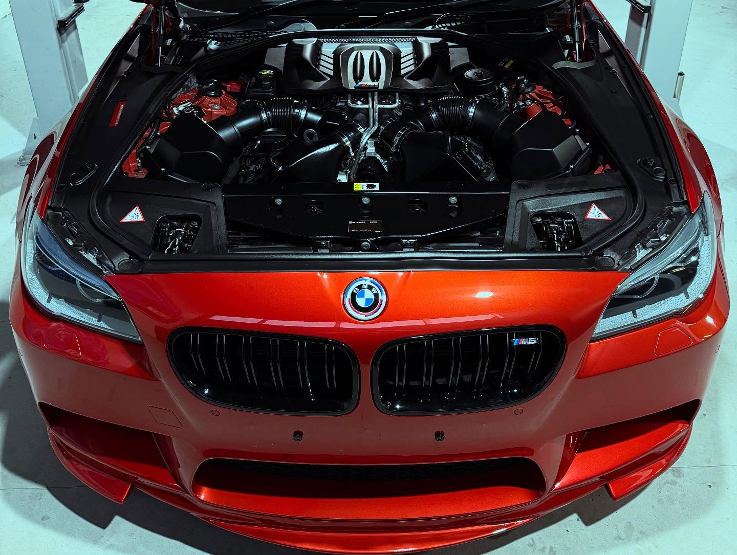 BMW M5 F10 — Motor S63 în lucru